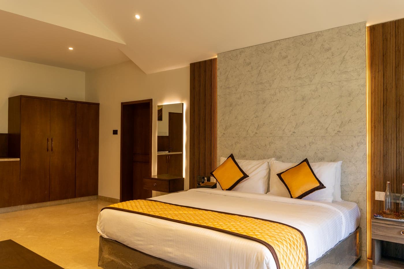 Deluxe Room thumbnail 2