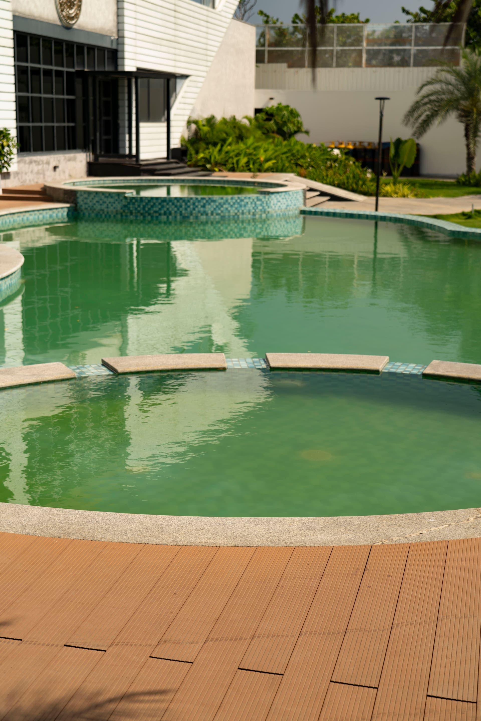 Shoreland Leisure Stays – Curved Pool with Garden