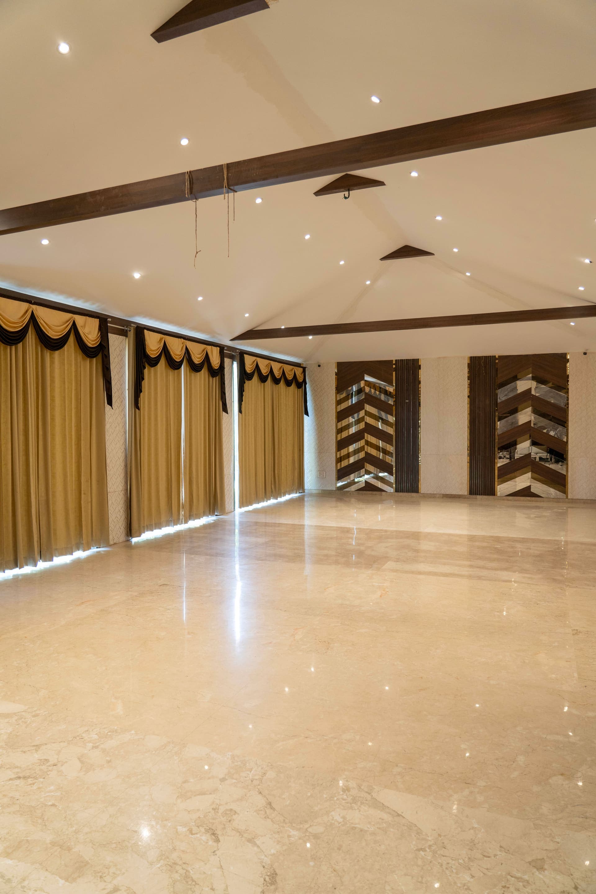 Shoreland Leisure Stays – Grand Staircase