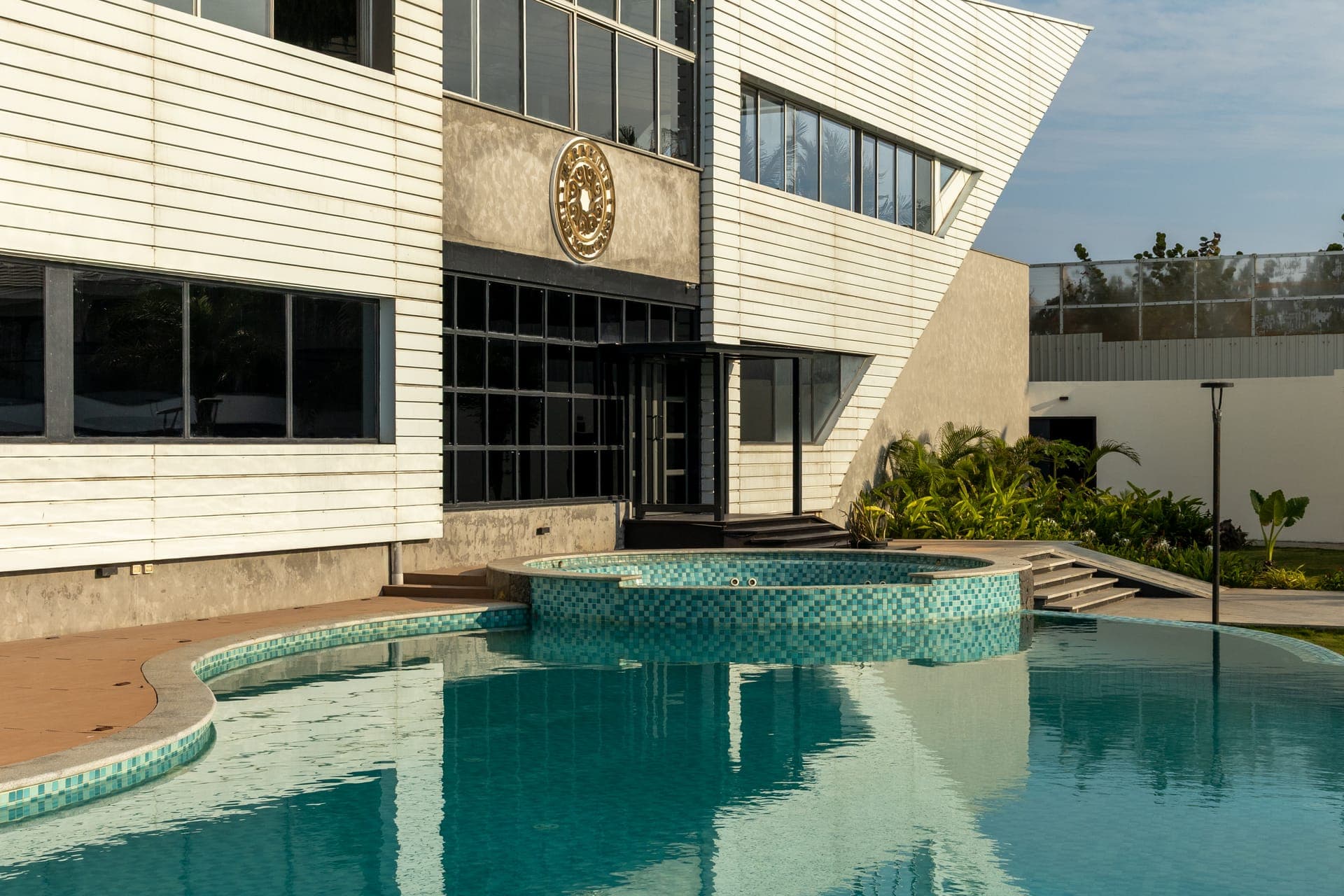 Shoreland Leisure Stays – pool and hotel building