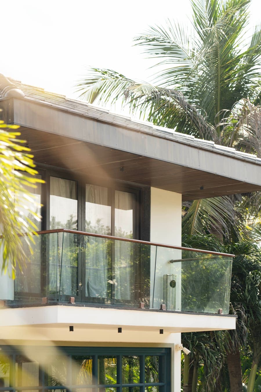 Shoreland Leisure Stays – Room balcony among palms