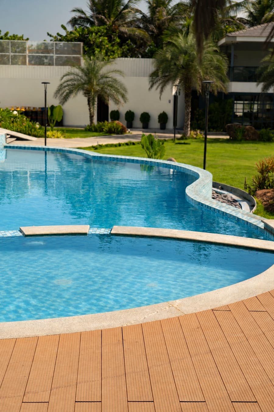 Shoreland Leisure Stays – Curved swimming pool