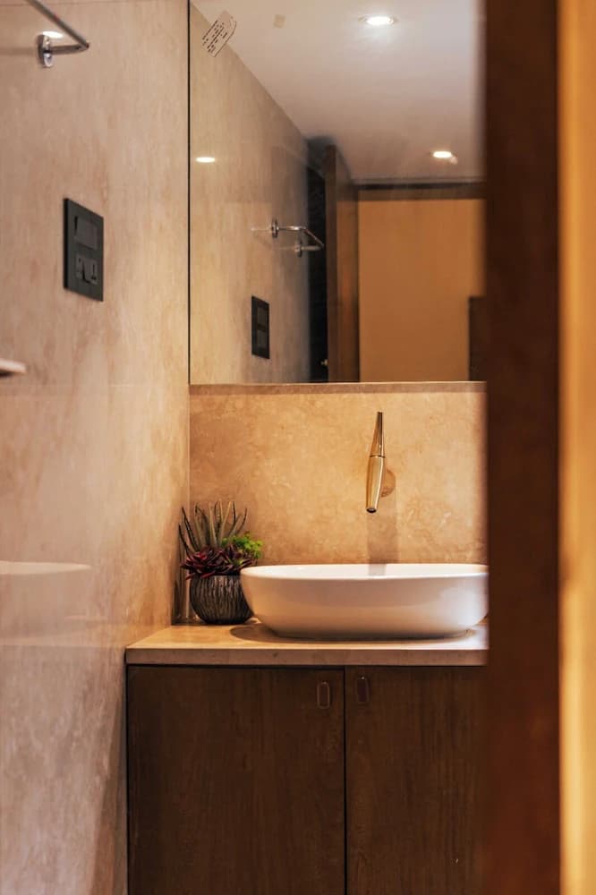 Shoreland Leisure Stays – garden and pool area